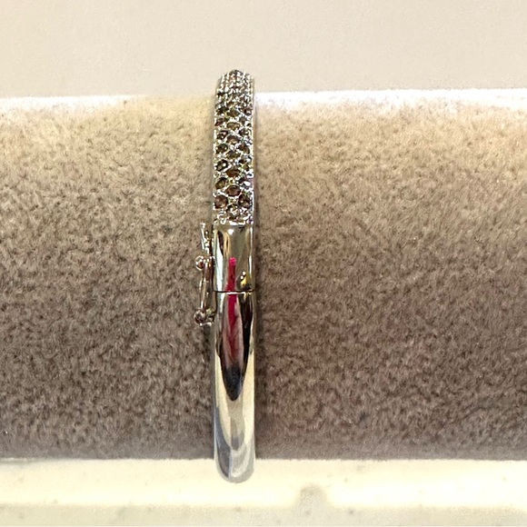New Bracelet- made with Swarovski elements/ crystals- silver hinged bangle - Picture 8 of 15
